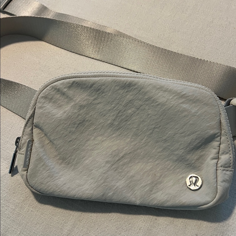 Lululemon Cream Bag - Picture 2 of 4